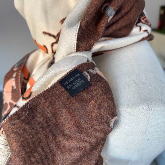 Cream reversible horse woven Vegan cashmere stole - Picture 6 of 9